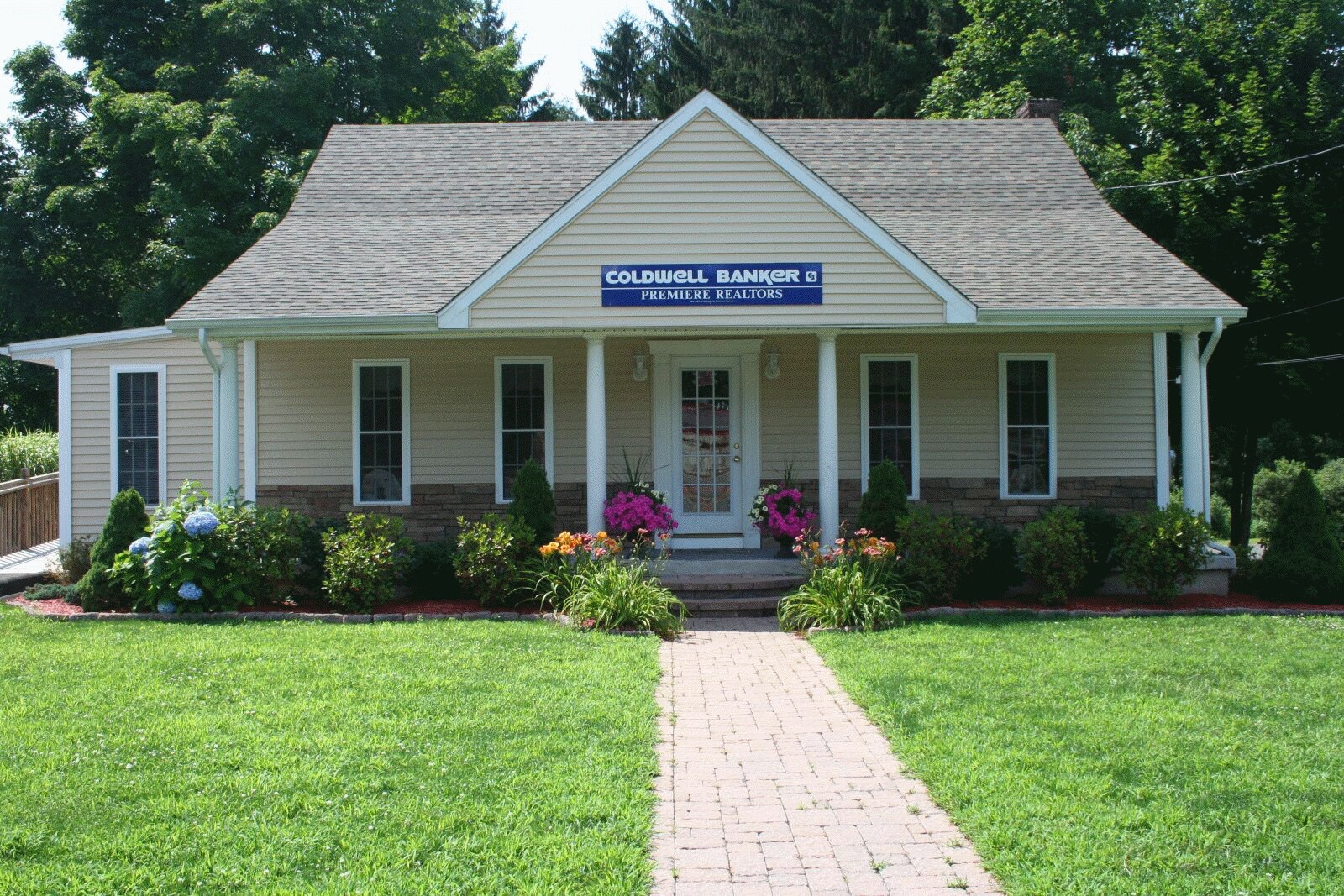 142 Queen St, Southington, CT à vendre Photo de l’immeuble– Image 1 sur 8