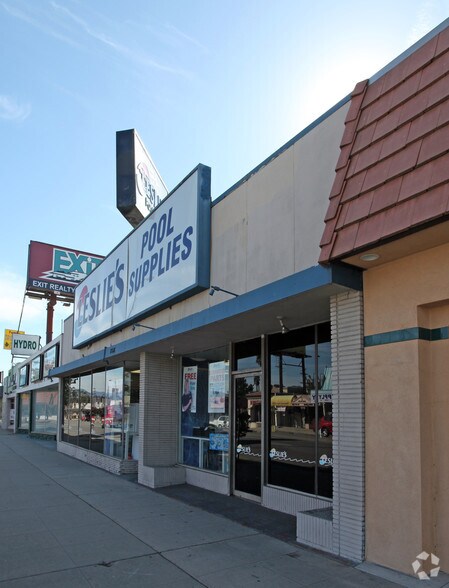 17616-17618 Chatsworth St, Granada Hills, CA à louer - Photo de l’immeuble – Image 2 sur 2