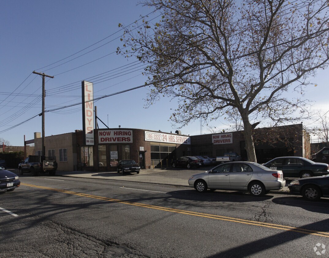 62-16 Metropolitan Ave, Middle Village, NY à louer Photo de l’immeuble– Image 1 sur 1