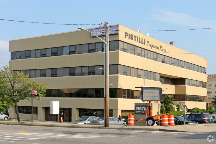 1902 Whitestone Expy, Flushing, NY à louer - Photo principale – Image 1 sur 3