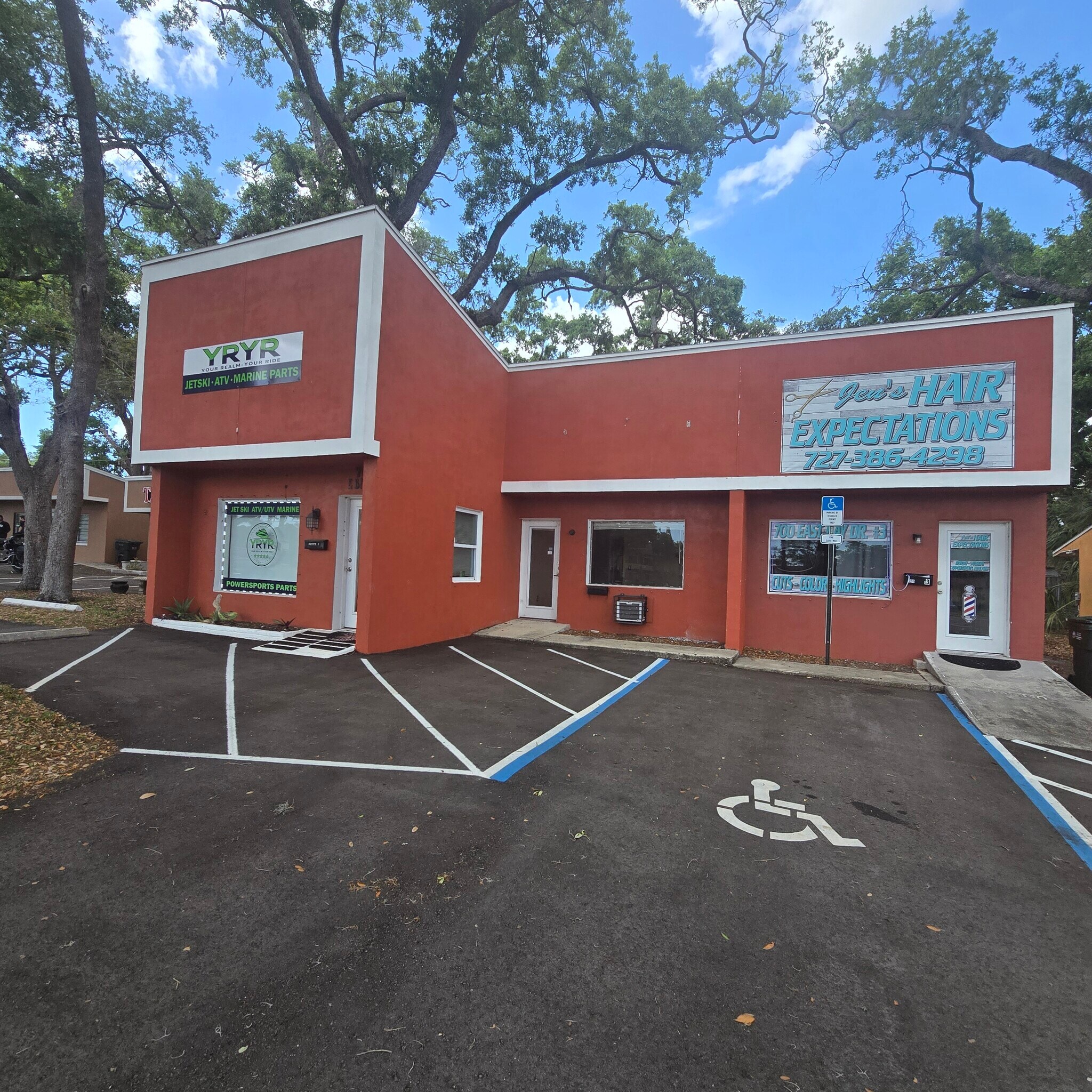 700 E Bay Dr, Largo, FL à louer Photo principale– Image 1 sur 3