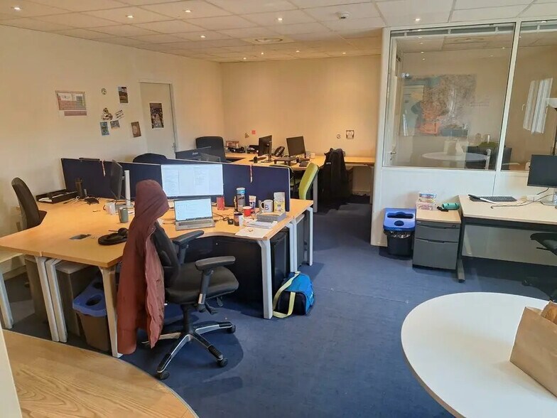 Bureau dans Chassieu à louer - Photo de l’immeuble – Image 2 sur 7