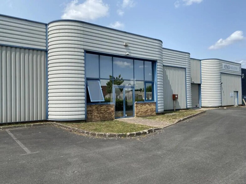 Bureau dans Saint-Pierre-du-Perray à louer - Photo de l’immeuble – Image 3 sur 11