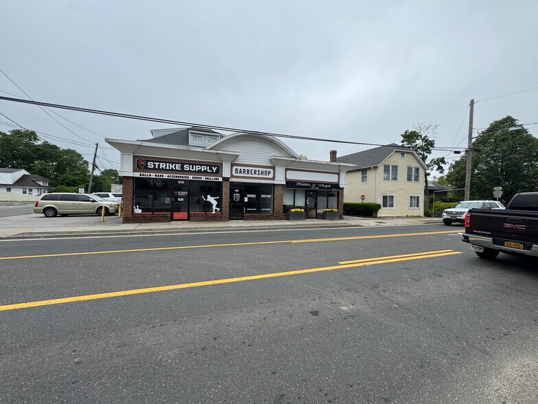 80-82 Carleton Ave, East Islip, NY à louer - Photo de l’immeuble – Image 3 sur 5