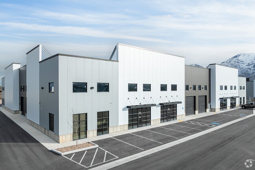 Industrial Multi-Tenant Investment portefeuille de 2 biens à vendre sur LoopNet.fr - Photo de l’immeuble – Image 2 sur 5