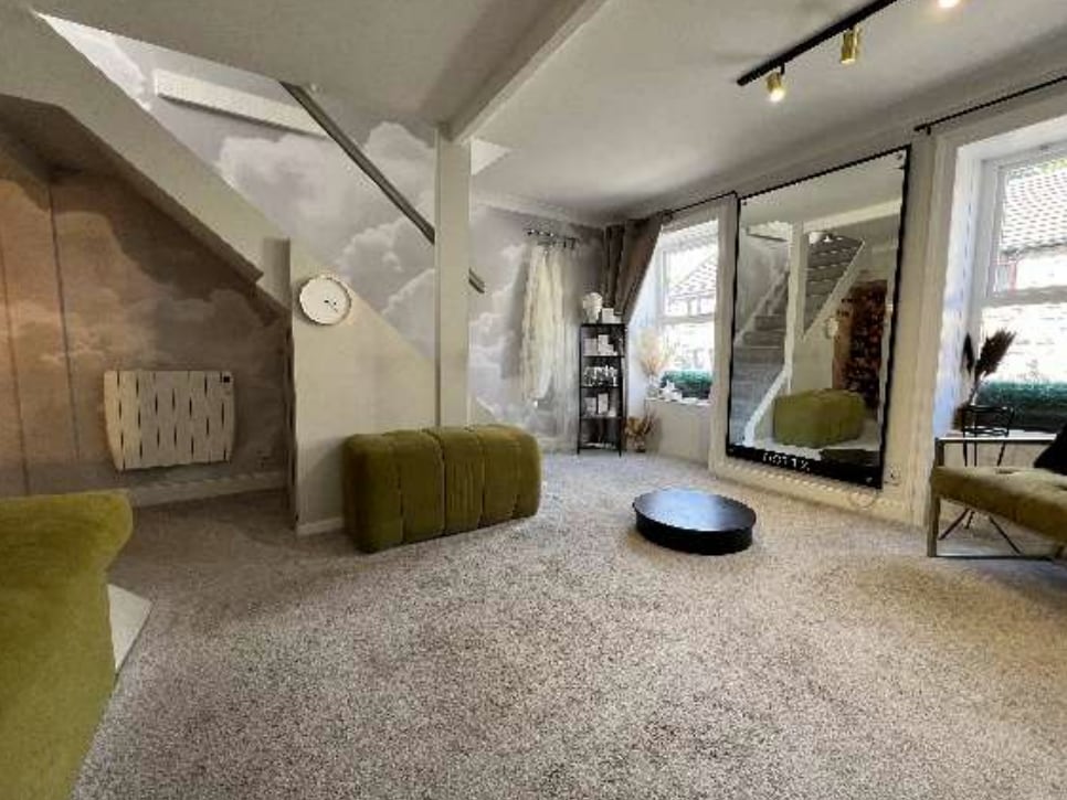 16 Huddersfield Road, Holmfirth, WYK HD9 2JS - Lot 16 - - Photo intérieure - Image 1 of 2