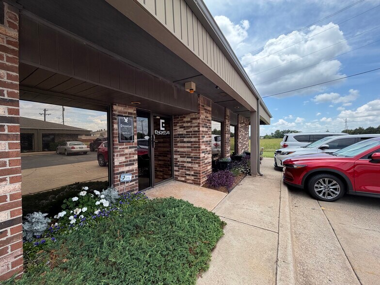 11902 N Pennsylvania Ave, Oklahoma City, OK à louer - Photo de l’immeuble – Image 3 sur 12
