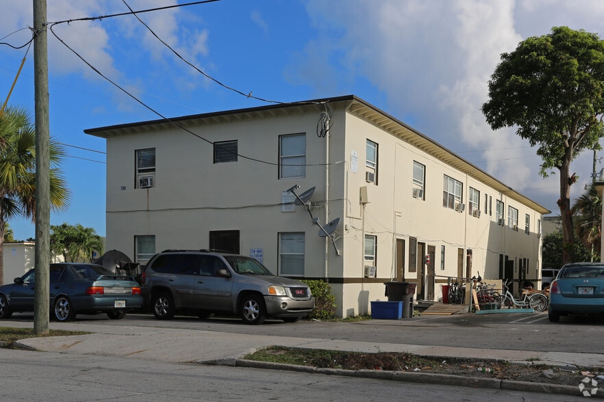 700 Tamarind Ave, West Palm Beach, FL à vendre - Photo de l’immeuble – Image 3 sur 11