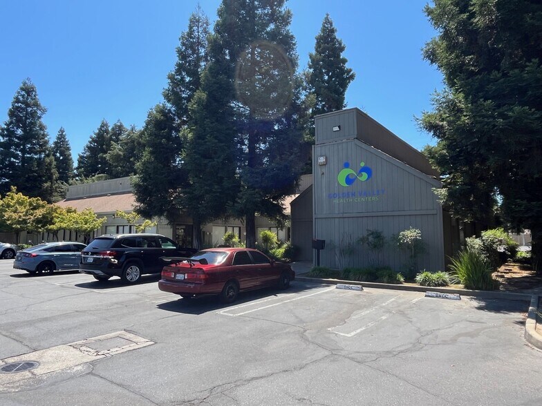 1801 Tully Rd, Modesto, CA à louer - Photo de l’immeuble – Image 1 sur 4