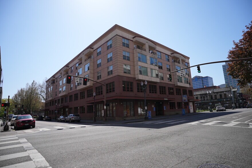 222 SW Pine St, Portland, OR à vendre - Photo de l’immeuble – Image 2 sur 7