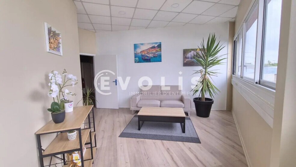 Bureau dans Quincy-Voisins à louer - Photo de l’immeuble – Image 3 sur 17