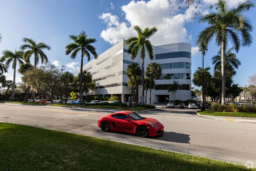 7200 Corporate Center Dr, Miami, FL à louer - Photo de l’immeuble – Image 2 sur 21