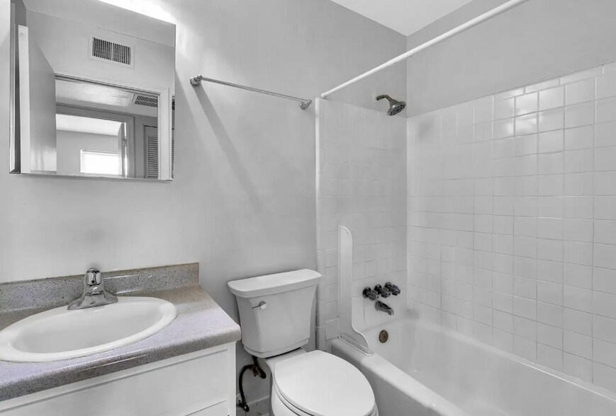 601 Revolutionary Rd, Louisville, KY à vendre - Photo de l’immeuble – Image 2 sur 9