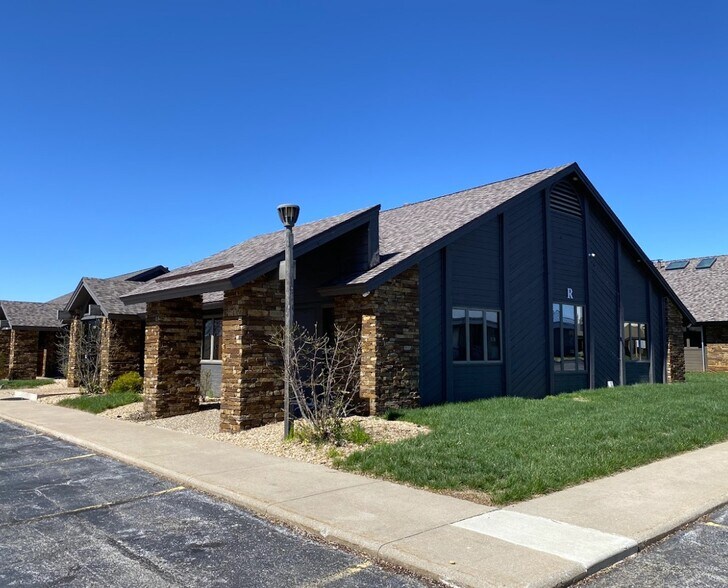 1200 E Woodhurst Dr, Springfield, MO à louer - Photo de l’immeuble – Image 3 sur 6