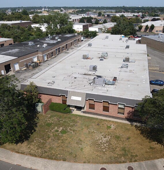 35 W Jefryn Blvd, Deer Park, NY à louer - Photo de l’immeuble – Image 1 sur 6