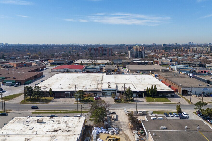36-40 Milvan Dr, Toronto, ON à louer - Photo de l’immeuble – Image 2 sur 11