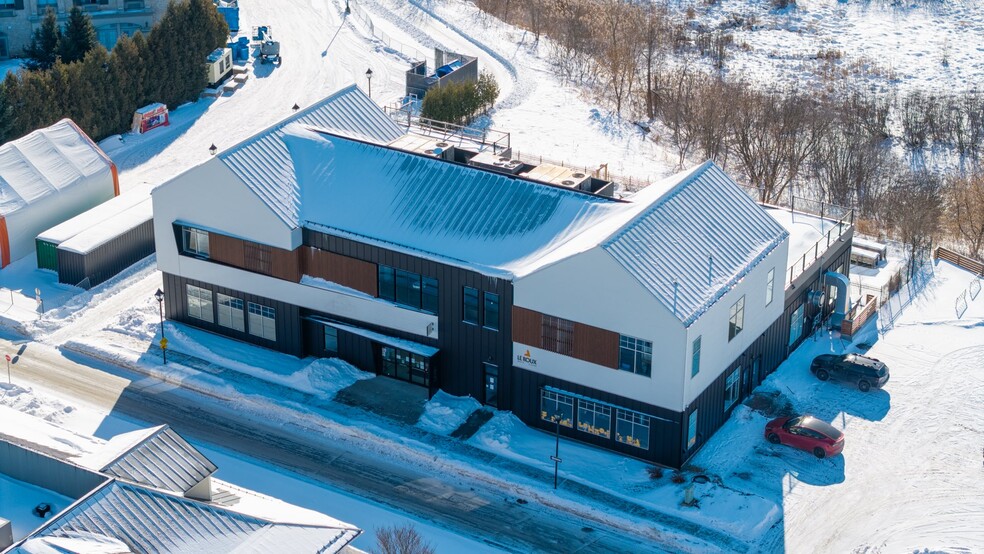 65 Rue De La Rive Droite, Bromont, QC à vendre - Photo principale – Image 1 sur 14