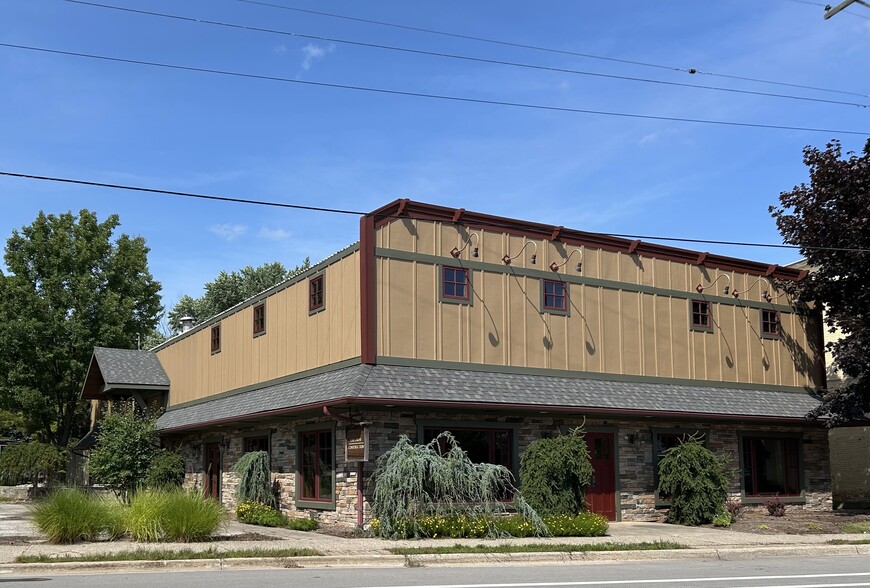 4946 Main St, Onekama, MI à vendre - Photo principale – Image 1 sur 19