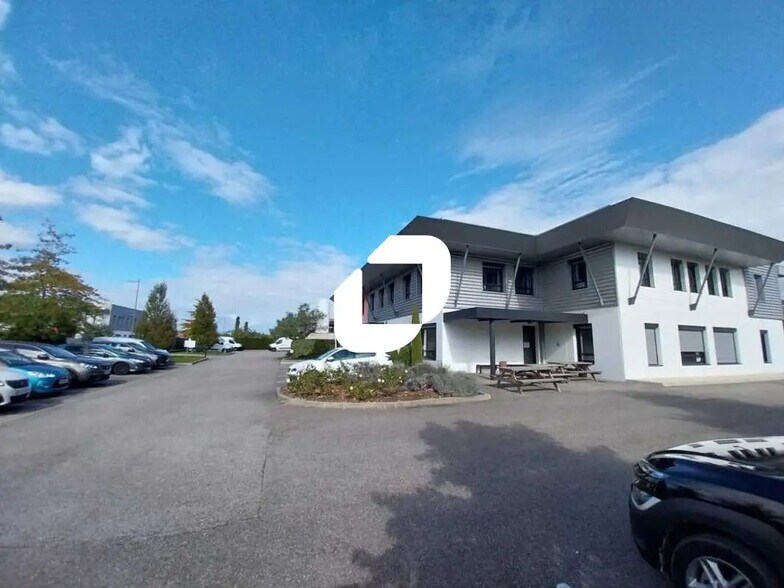 Local d’activités dans Saint-Priest à louer - Photo de l’immeuble – Image 3 sur 7