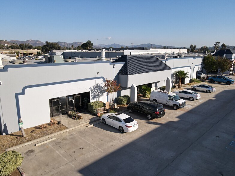 208 Greenfield Dr, El Cajon, CA à louer - Photo de l’immeuble – Image 2 sur 5