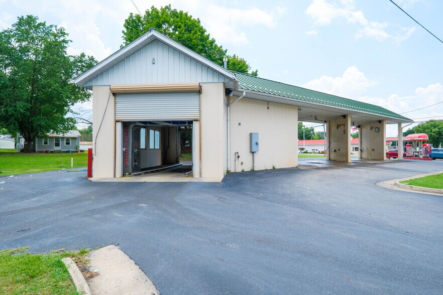 117 South East Side Hwy, Elkton, VA à vendre - Photo principale – Image 1 sur 21