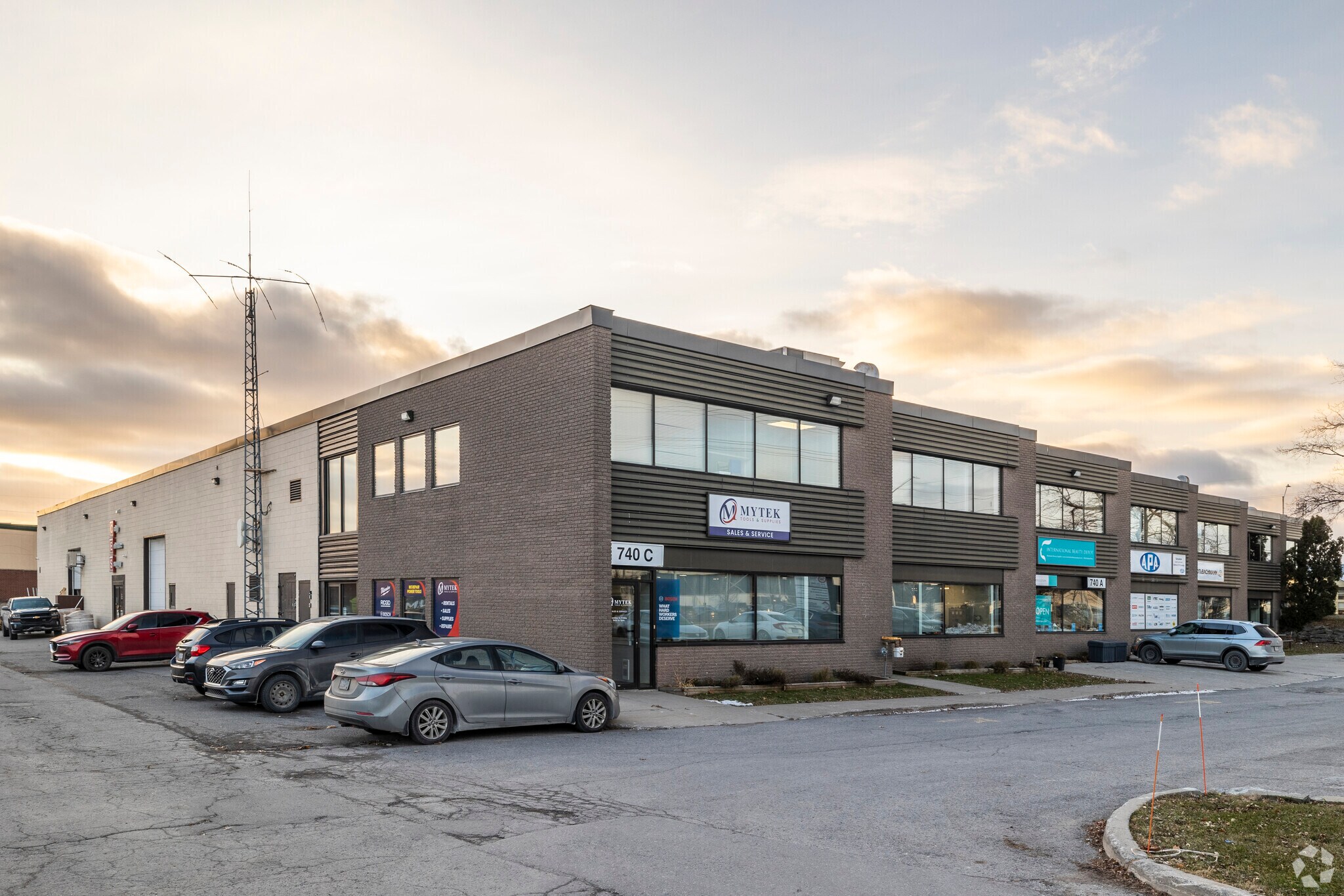 720-740 Belfast Rd, Ottawa, ON à louer Photo principale– Image 1 sur 7