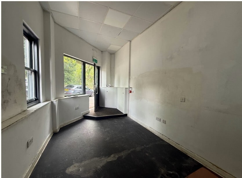 9-21 Clarkston Rd, Glasgow, GLG G44 4EE - Lot 9 - - Photo intérieure - Image 1 of 6