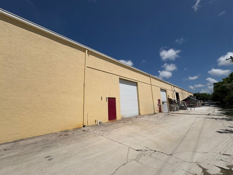 2230 NW 22nd St, Pompano Beach, FL à louer - Photo de l’immeuble – Image 3 sur 9