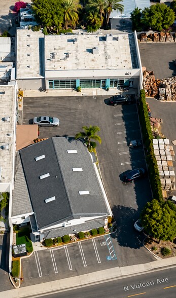 607 N Vulcan Ave, Encinitas, CA à louer - Photo de l’immeuble – Image 2 sur 15