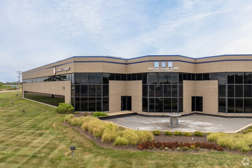 331 Salem Pl, Fairview Heights, IL à louer - Photo de l’immeuble – Image 3 sur 9