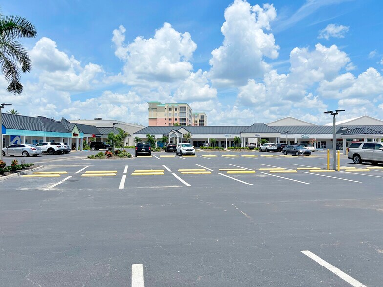 7205 Estero Blvd, Fort Myers, FL à louer - Photo de l’immeuble – Image 3 sur 7