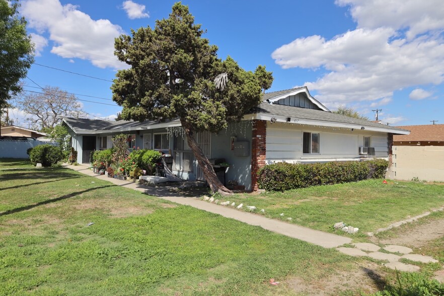 417 W Guinida Ln, Anaheim, CA à vendre - Photo de l’immeuble – Image 3 sur 11