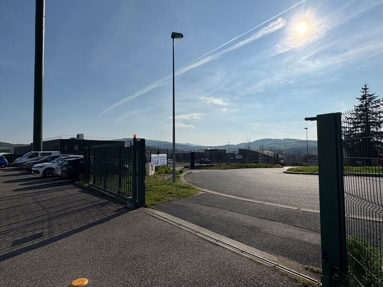 Local d’activités dans FLEURIEUX-SUR-L'ARBRESLE à louer - Photo de l’immeuble – Image 3 sur 9