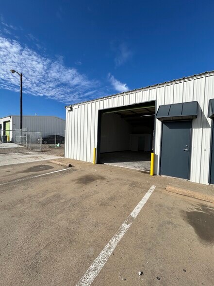 5051 David Strickland Rd, Fort Worth, TX à louer - Photo de l’immeuble – Image 1 sur 9