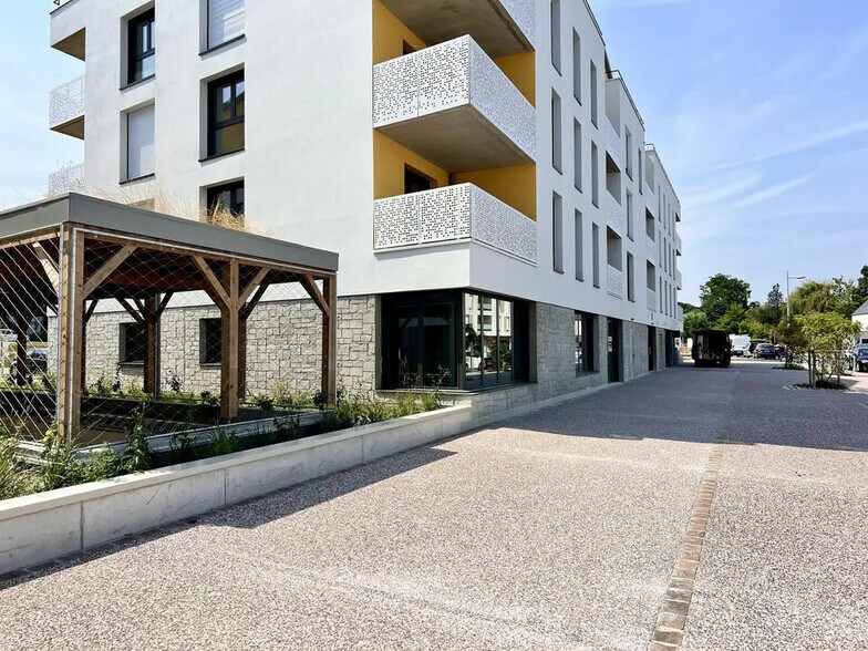 Local commercial dans Épron à vendre - Photo de l’immeuble – Image 1 sur 7