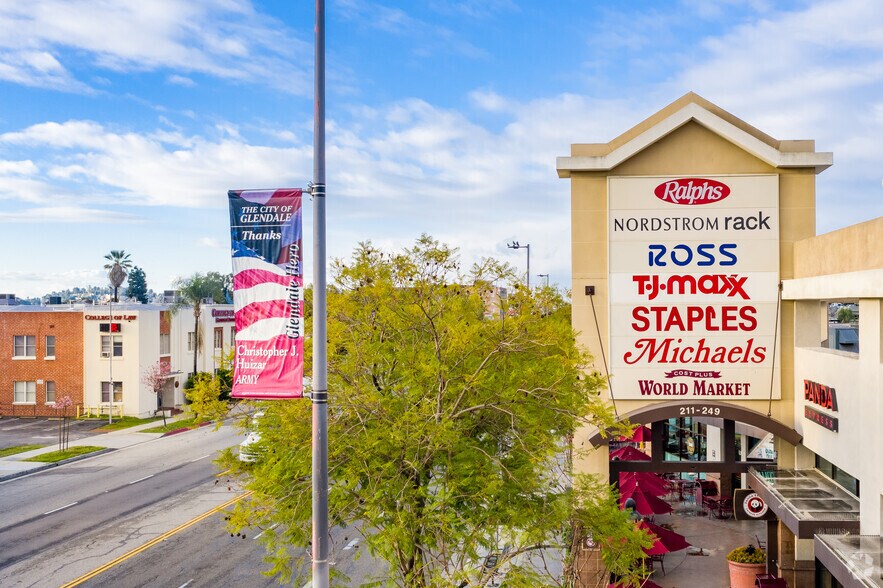 249 N Glendale Ave, Glendale, CA à louer - Photo de l’immeuble – Image 2 sur 7