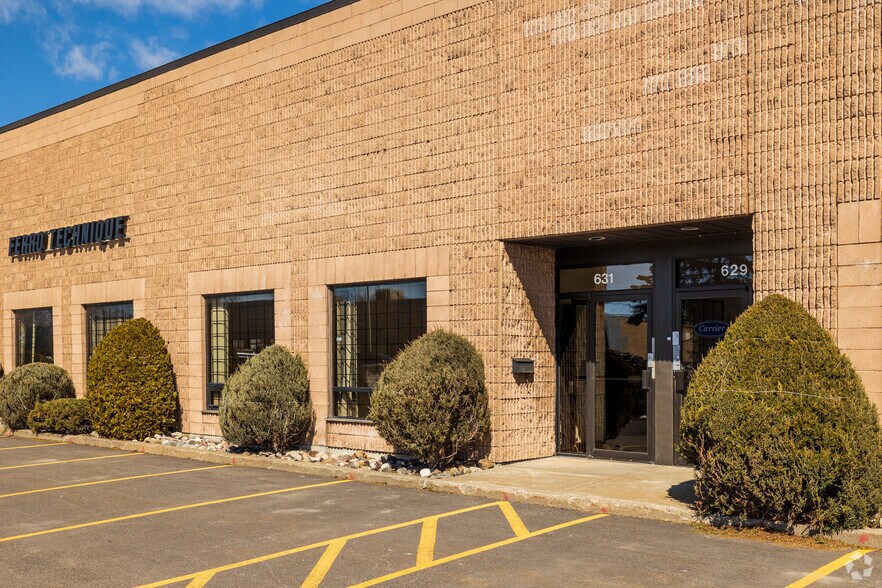 625-651 Rue McCaffrey, Montréal, QC à louer - Photo de l’immeuble – Image 3 sur 15