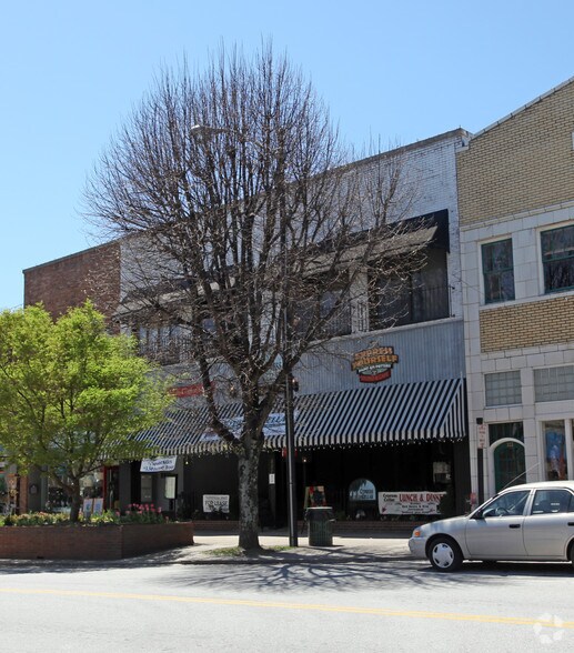 321 N Main St, Hendersonville, NC à louer - Photo de l’immeuble – Image 3 sur 19