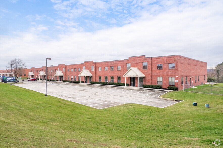 100 Schell Ln, Phoenixville, PA à louer - Photo de l’immeuble – Image 2 sur 5