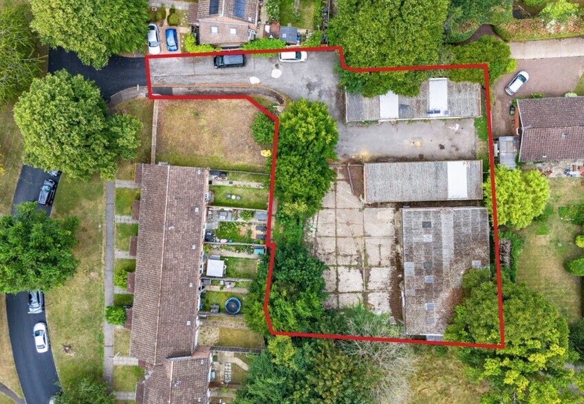 40-42 St. Martins Close, East Horsley à vendre - Aérien – Image 2 sur 7