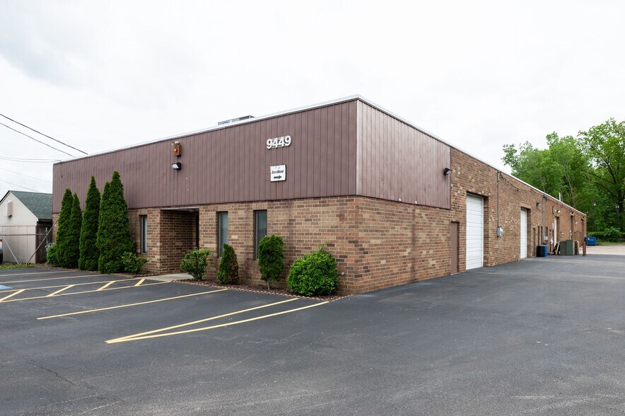 9449 Brookpark Rd, Parma, OH à louer - Photo de l’immeuble – Image 1 sur 2
