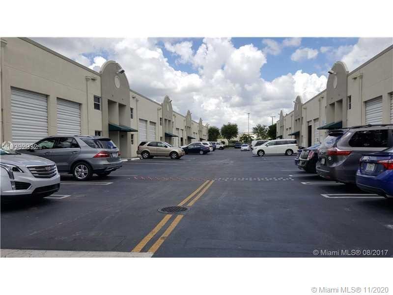 5920-5930 NW 99th Ave, Miami, FL à louer Photo de l’immeuble– Image 1 sur 6
