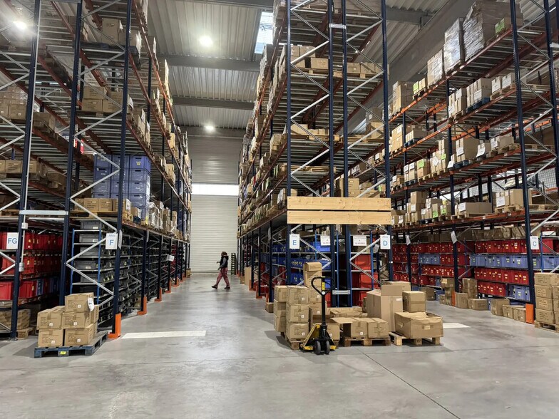 Local d’activités dans Neuville-sur-Oise à louer - Photo de l’immeuble – Image 3 sur 24