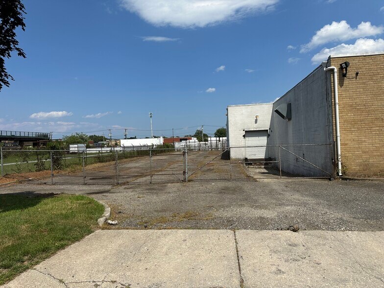 49-49 Jersey St, West Babylon, NY à louer - Photo de l’immeuble – Image 3 sur 9