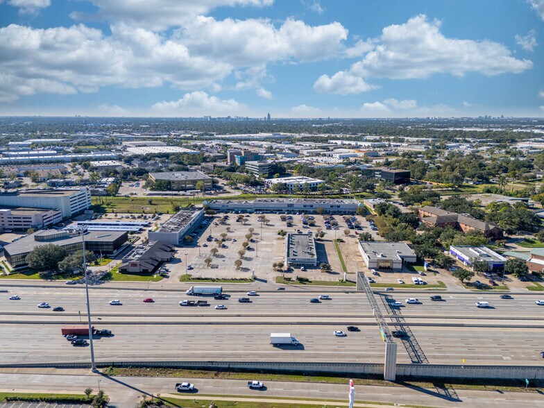 13167 Northwest Fwy, Houston, TX à louer - Photo de l’immeuble – Image 3 sur 9