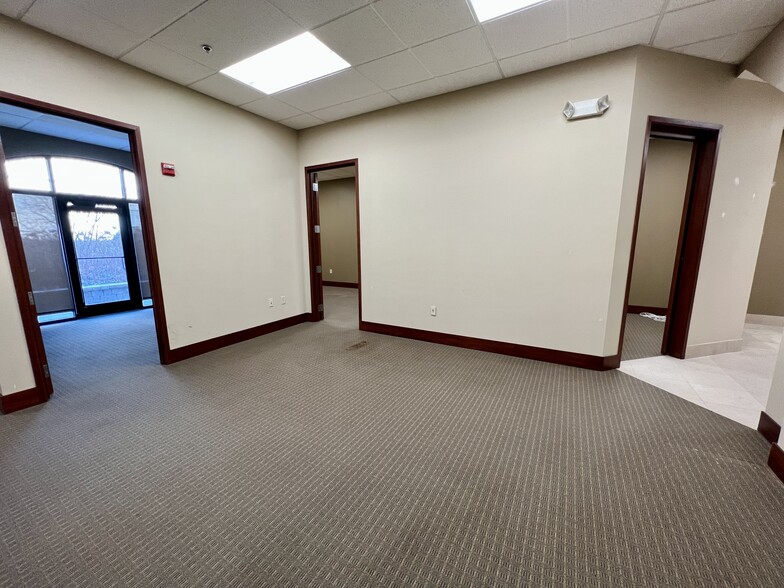 6300 N Revere Dr, Kansas City, MO à louer - Photo intérieure – Image 3 sur 7