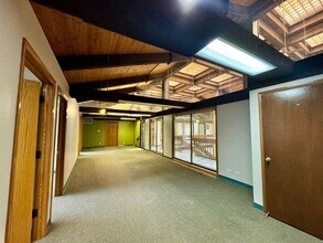 1300 Iroquois Ave, Naperville, IL à louer Photo de l’immeuble– Image 2 sur 2