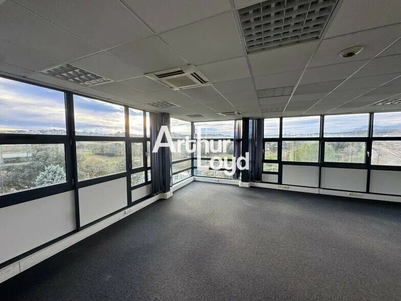 Local d’activités dans SOPHIA ANTIPOLIS à louer - Photo de l’immeuble – Image 1 sur 11
