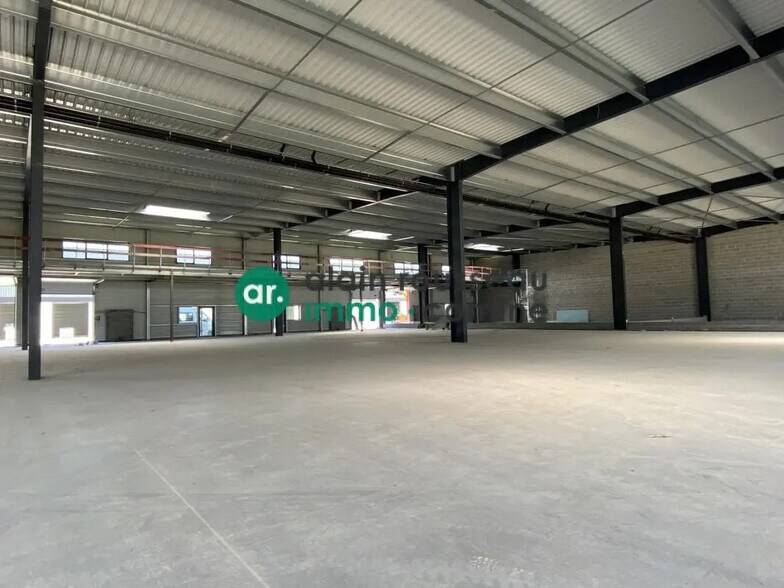 Local d’activités dans SAINT-BARTHELEMY-D'ANJOU à louer - Photo de l’immeuble – Image 1 sur 4
