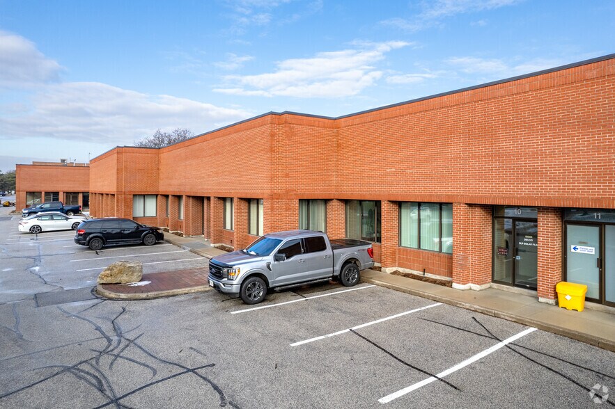 214 Jardin Dr, Concord, ON à louer - Photo de l’immeuble – Image 1 sur 2